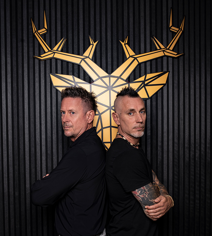 Marketing Platzhirsch Chef und sein Mitarbeiter